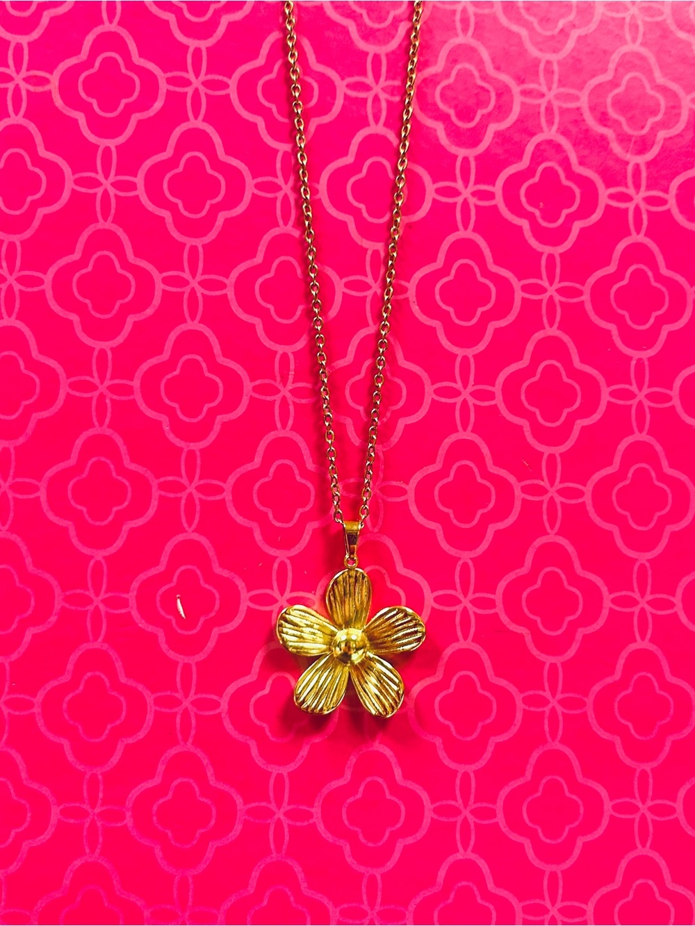 Dainty & Classic Flower Pendant Necklace Goldtone Stainlss Steel 18”